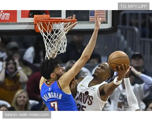 霍姆格伦空间型五号位战术价值 雷霆五外体系依赖其外拆三分能力
